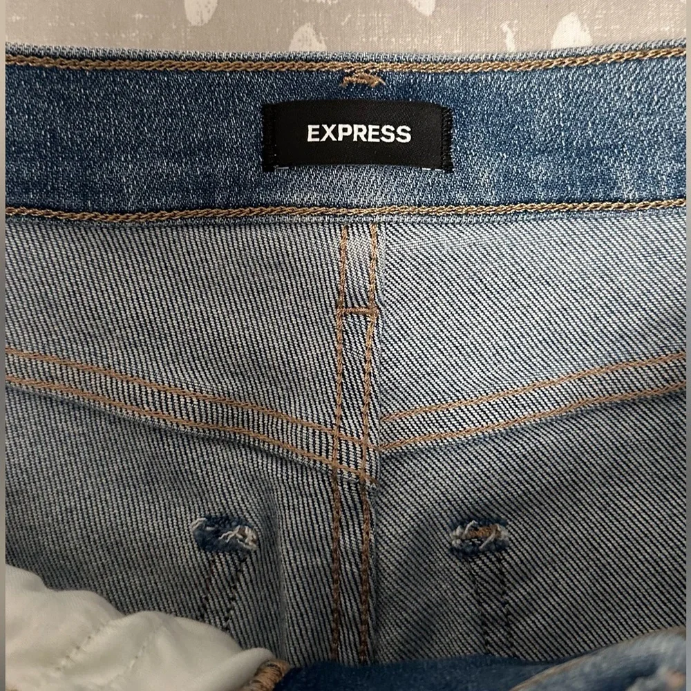 High Waisted Crossover Waistband
Ripped Skinny Jeans - Picture 5 of 6